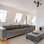 2br With Amazing Skyline View *