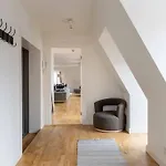 2br With Amazing Skyline View