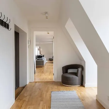 2br With Amazing Skyline View