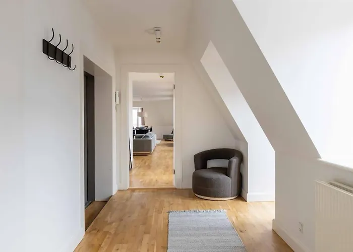 2br With Amazing Skyline View