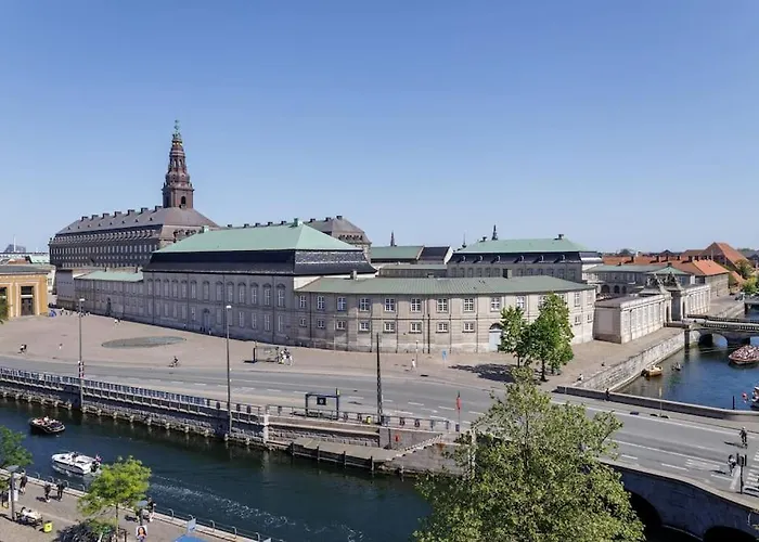 2br With Amazing Skyline View